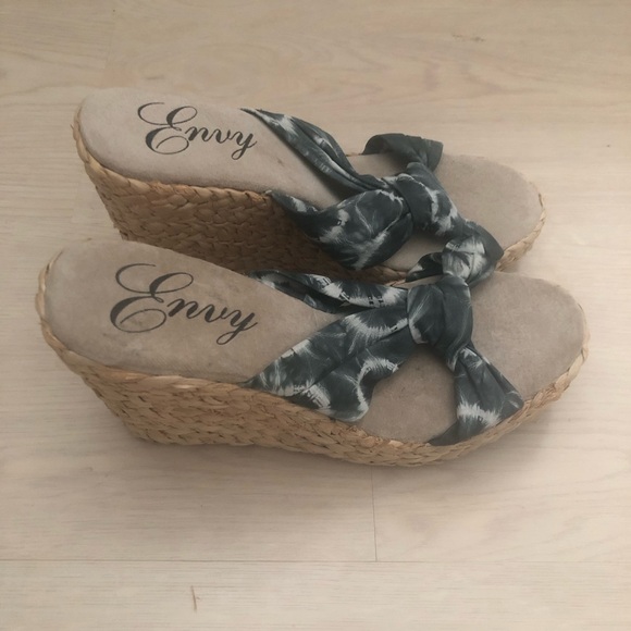 envy Shoes - Bohemian scarf like raffia wedge sandals- size 9